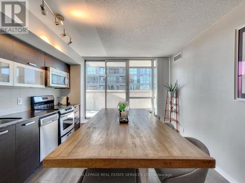 917 - 68 Abell Street, Toronto (Little Portugal), ON - Indoor Photo Showing Kitchen