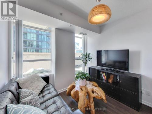 917 - 68 Abell Street, Toronto (Little Portugal), ON - Indoor Photo Showing Living Room