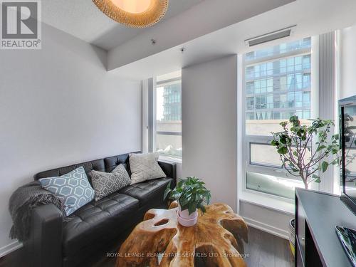 917 - 68 Abell Street, Toronto (Little Portugal), ON - Indoor Photo Showing Living Room