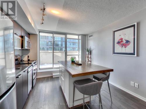 917 - 68 Abell Street, Toronto (Little Portugal), ON - Indoor Photo Showing Kitchen With Upgraded Kitchen