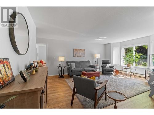 251 6 Street Se Unit# 205, Salmon Arm, BC - Indoor Photo Showing Living Room