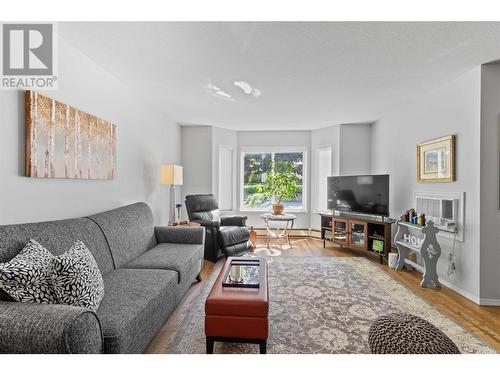 251 6 Street Se Unit# 205, Salmon Arm, BC - Indoor Photo Showing Living Room