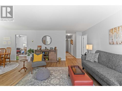 251 6 Street Se Unit# 205, Salmon Arm, BC - Indoor Photo Showing Living Room