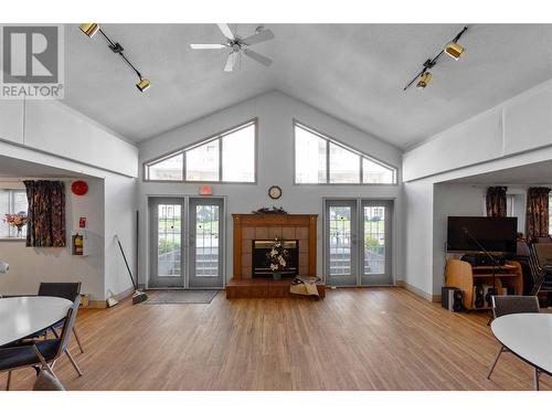 251 6 Street Se Unit# 205, Salmon Arm, BC - Indoor Photo Showing Living Room