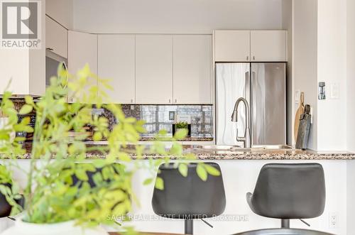 1612 - 889 Bay Street, Toronto (Bay Street Corridor), ON - Indoor Photo Showing Kitchen