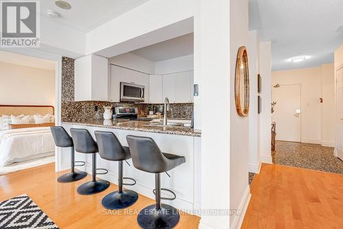 1612 - 889 Bay Street, Toronto (Bay Street Corridor), ON - Indoor Photo Showing Kitchen