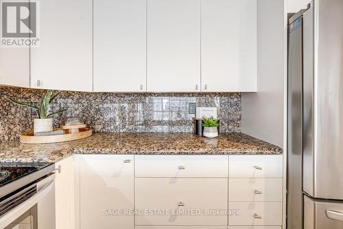 1612 - 889 Bay Street, Toronto (Bay Street Corridor), ON - Indoor Photo Showing Kitchen With Upgraded Kitchen