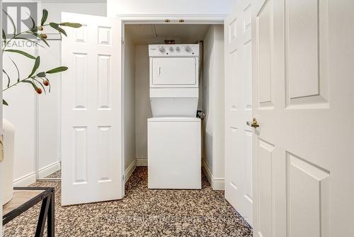 1612 - 889 Bay Street, Toronto (Bay Street Corridor), ON - Indoor Photo Showing Laundry Room