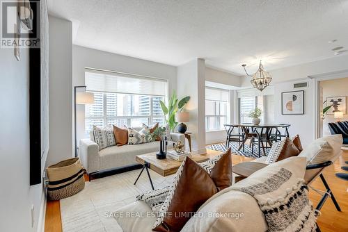 1612 - 889 Bay Street, Toronto (Bay Street Corridor), ON - Indoor Photo Showing Living Room