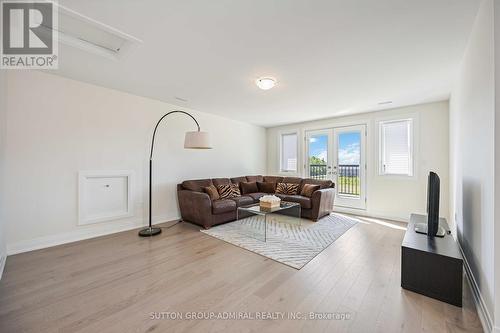 7 William Logan Drive, Richmond Hill, ON - Indoor Photo Showing Living Room