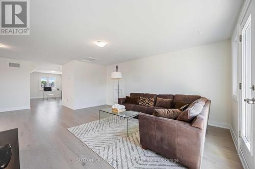 7 William Logan Drive, Richmond Hill, ON - Indoor Photo Showing Living Room