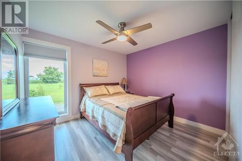 887 Route 400 Route, Russell, ON - Indoor Photo Showing Bedroom