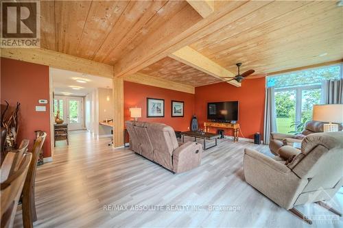 887 Route 400 Route, Russell, ON - Indoor Photo Showing Living Room