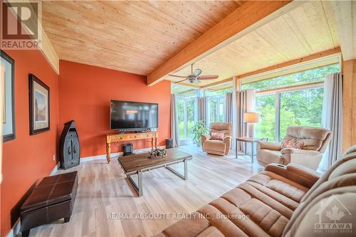 887 Route 400 Route, Russell, ON - Indoor Photo Showing Living Room