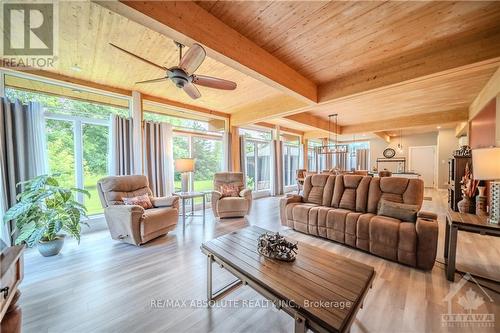 887 Route 400 Route, Russell, ON - Indoor Photo Showing Living Room