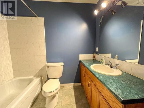 709 100 Avenue, Dawson Creek, BC - Indoor Photo Showing Bathroom