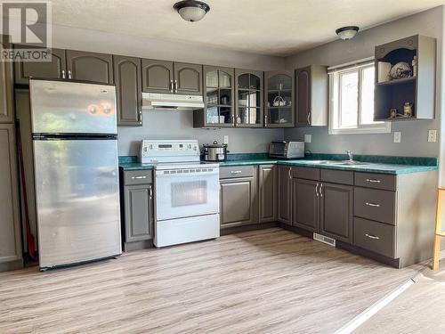 709 100 Avenue, Dawson Creek, BC - Indoor Photo Showing Kitchen