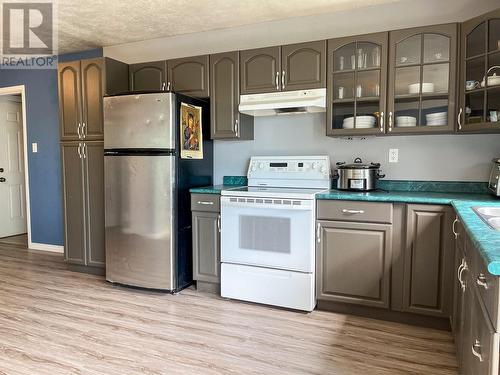 709 100 Avenue, Dawson Creek, BC - Indoor Photo Showing Kitchen