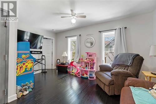 420 Confederation Street, Sarnia, ON - Indoor Photo Showing Living Room