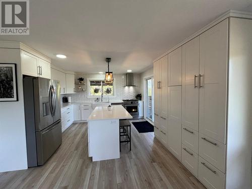 5981 Westall Subdivision, Chetwynd, BC - Indoor Photo Showing Kitchen