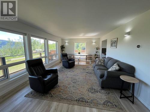 5981 Westall Subdivision, Chetwynd, BC - Indoor Photo Showing Living Room