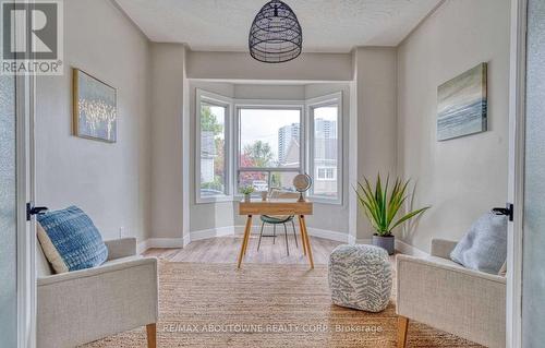 43 Crooks Street, Hamilton (Strathcona), ON - Indoor Photo Showing Living Room