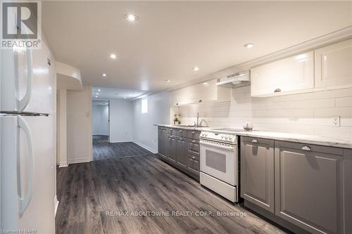 43 Crooks Street, Hamilton (Strathcona), ON - Indoor Photo Showing Kitchen