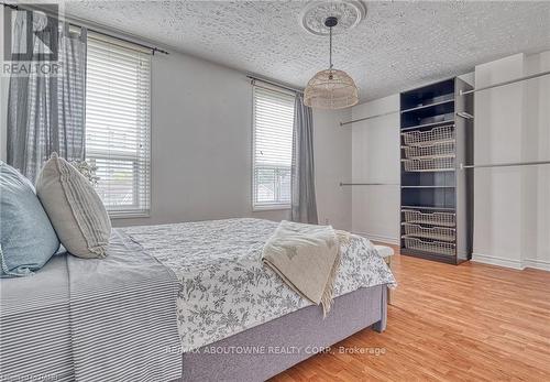 43 Crooks Street, Hamilton (Strathcona), ON - Indoor Photo Showing Bedroom