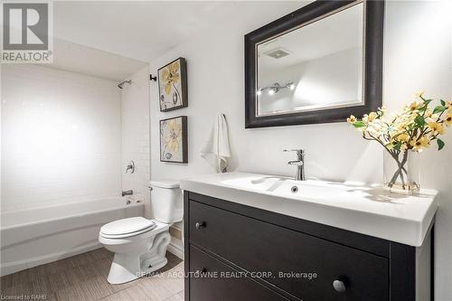 43 Crooks Street, Hamilton (Strathcona), ON - Indoor Photo Showing Bathroom