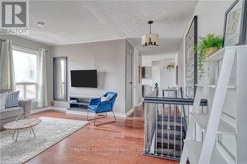 43 Crooks Street, Hamilton (Strathcona), ON - Indoor Photo Showing Living Room