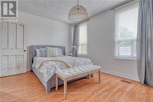 43 Crooks Street, Hamilton (Strathcona), ON - Indoor Photo Showing Bedroom