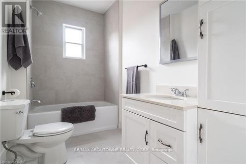 43 Crooks Street, Hamilton (Strathcona), ON - Indoor Photo Showing Bathroom