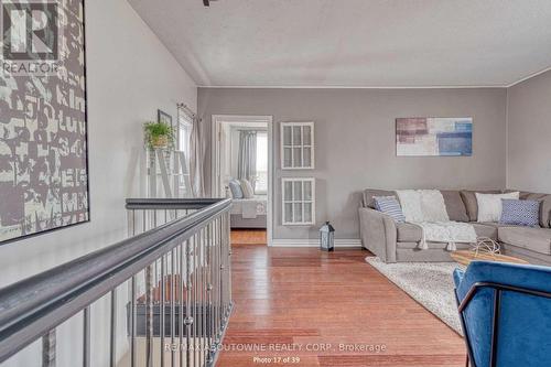 43 Crooks Street, Hamilton (Strathcona), ON - Indoor Photo Showing Living Room