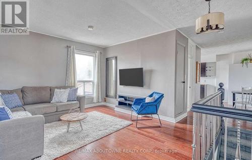 43 Crooks Street, Hamilton (Strathcona), ON - Indoor Photo Showing Living Room