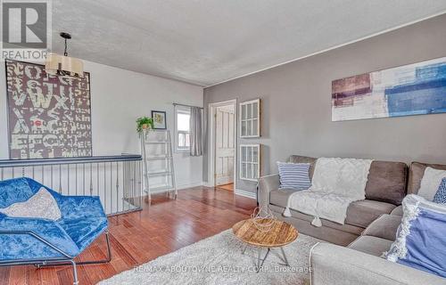 43 Crooks Street, Hamilton (Strathcona), ON - Indoor Photo Showing Living Room