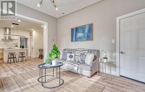 43 Crooks Street, Hamilton (Strathcona), ON - Indoor Photo Showing Living Room