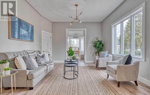 43 Crooks Street, Hamilton (Strathcona), ON - Indoor Photo Showing Living Room