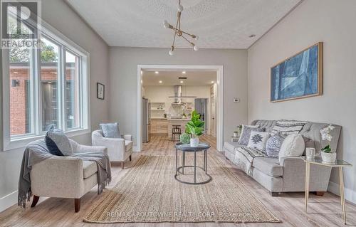 43 Crooks Street, Hamilton (Strathcona), ON - Indoor Photo Showing Living Room