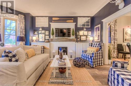 133 Markland Street, Hamilton, ON - Indoor Photo Showing Living Room