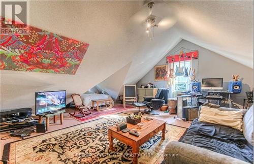 133 Markland Street, Hamilton, ON - Indoor Photo Showing Living Room