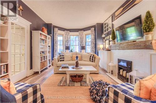 133 Markland Street, Hamilton (Durand), ON - Indoor Photo Showing Living Room