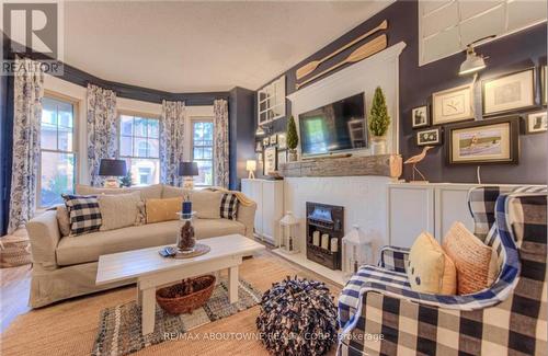 133 Markland Street, Hamilton (Durand), ON - Indoor Photo Showing Living Room