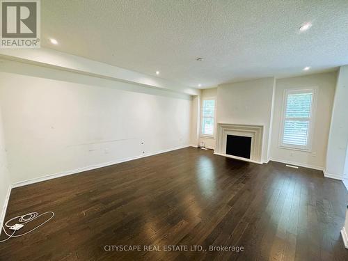 8659 Chickory Trail, Niagara Falls, ON - Indoor Photo Showing Living Room With Fireplace