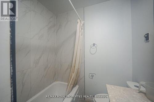 86* Mary Street W, Kawartha Lakes (Lindsay), ON - Indoor Photo Showing Bathroom