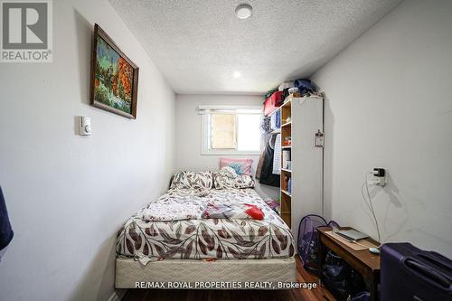 86* Mary Street W, Kawartha Lakes (Lindsay), ON - Indoor Photo Showing Bedroom