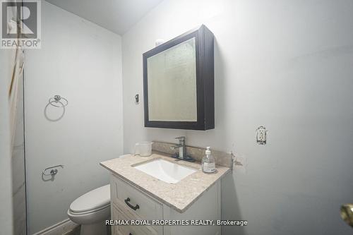 86* Mary Street W, Kawartha Lakes (Lindsay), ON - Indoor Photo Showing Bathroom