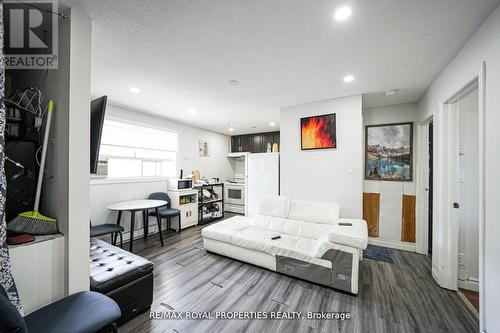 86* Mary Street W, Kawartha Lakes (Lindsay), ON - Indoor Photo Showing Living Room