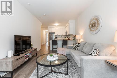 716 - 665 Cricklewood Drive, Mississauga (Mineola), ON - Indoor Photo Showing Living Room