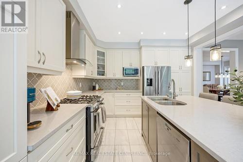 147 Upper Canada Court, Halton Hills (Georgetown), ON - Indoor Photo Showing Kitchen With Double Sink With Upgraded Kitchen