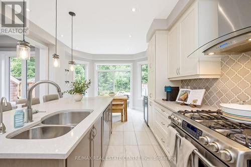 147 Upper Canada Court, Halton Hills (Georgetown), ON - Indoor Photo Showing Kitchen With Double Sink With Upgraded Kitchen